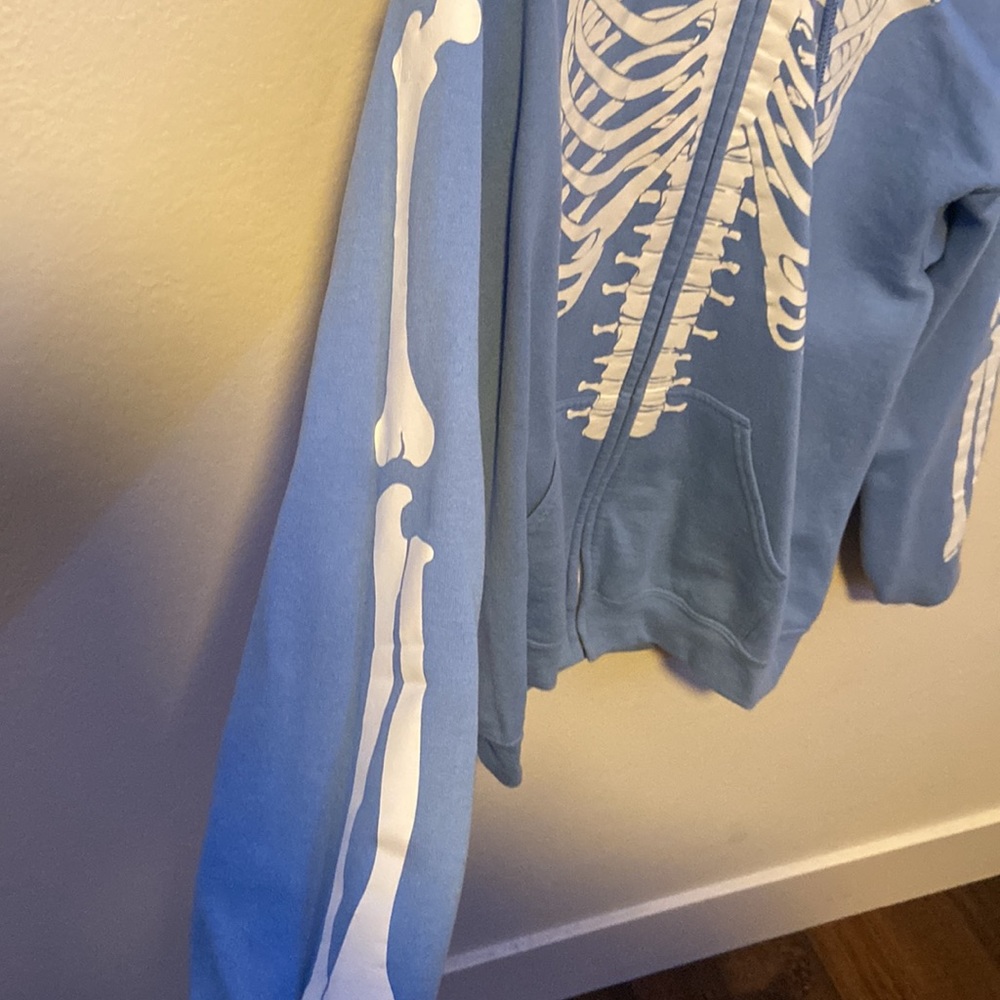 Simplicity Skeleton Zip-up - Picture 2 of 4